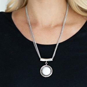 New VINTAGE VAULT "GYPSY GULF" WHITE NECKLACE & EARRING SET